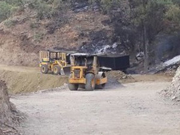 PKK Baraj Yolunu Yapan 6 Aracı Yaktı 