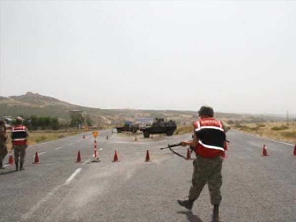 PKK, Diyarbakır-Bingöl Karayolunu Kapattı