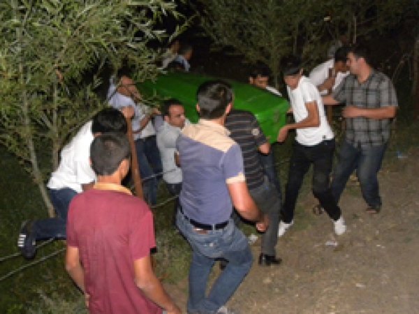 Dere Kenarında Bir Genç Asılı Bulundu 