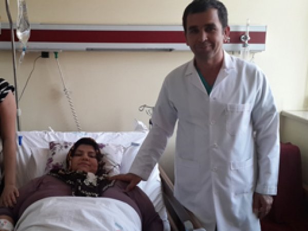 Obezite Hastası Kadına Tüp Mide Ameliyatı