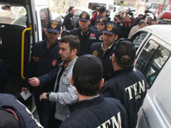 13 Polis Açığa Alındı