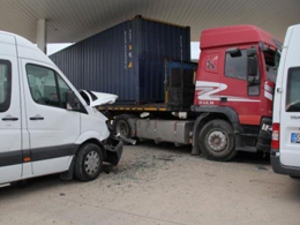 Kontrolden Çıkan Tır 8 Araca Carptı
