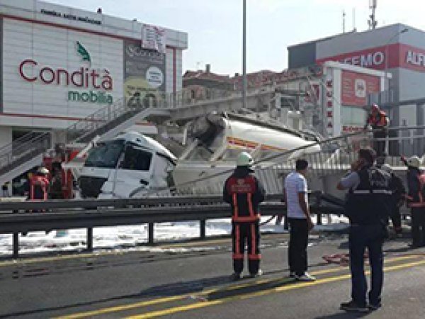 Avcılar'da Üst Geçit Çöktü: 1 Ölü, 2 Yaralı