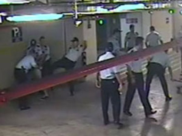 Yargıtay, Polis Arabasındaki Dayağa 'İşkence' Dedi