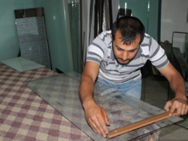 Camcılık Mesleği Can Çekişiyor 