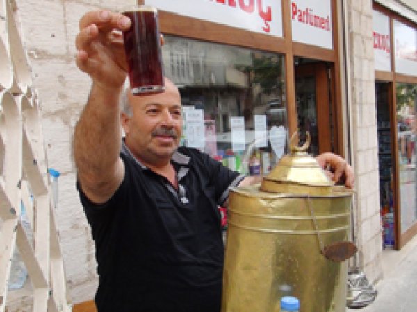Meyan Şerbeti Satarak Ailesini Geçindiriyor  