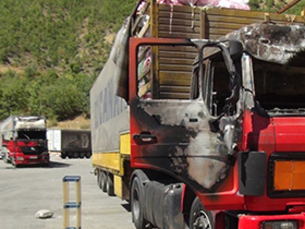 PKK Bitlis'te Araç Yaktı