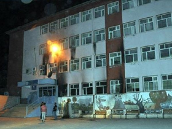 Cizre'de 3 Okul Ateşe Verildi
