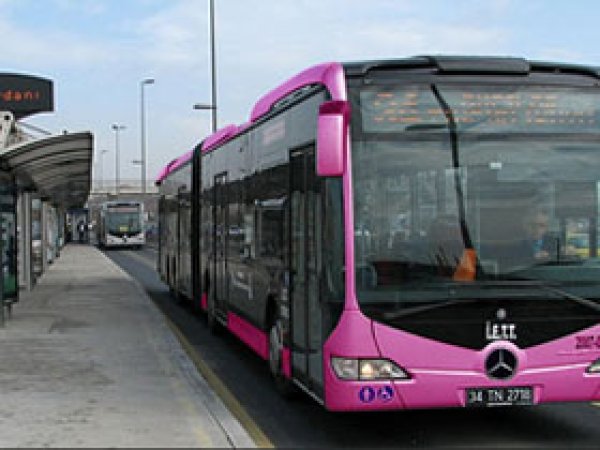 Kadınlardan 'Pembe Metrobüs' Eylemi