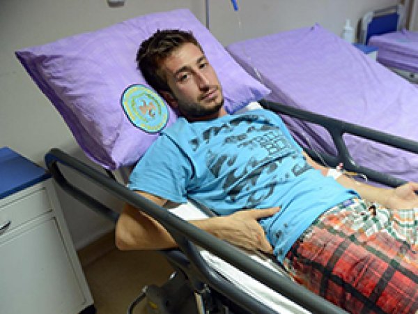 Kürtçe Okul Eyleminde Muhabir Bıçaklandı