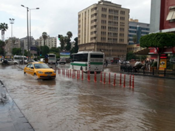 Adana'da Sağanak Yağış Hazırlıksız Yakaladı 