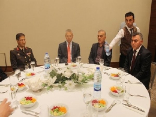 Mardin Valisi Gazilerle Yemekte Bir Araya Geldi 