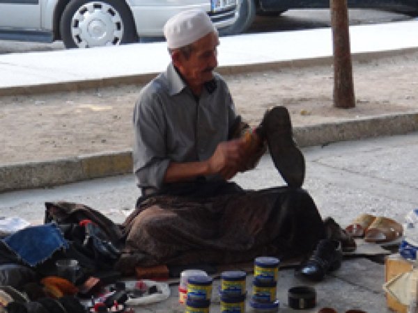 80 Yaşında Boyacılık ile Torunlarına Bakıyor