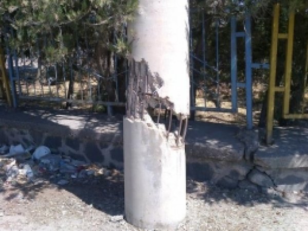 Kırık Elektrik Direği Büyük Tehlike Arz Ediyor 