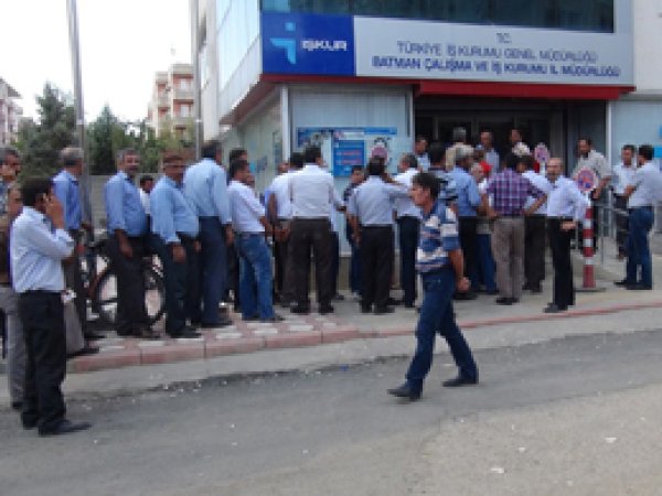 İşçi Alınacağını Duyan İşsizler İŞKUR'a Akın Etti 