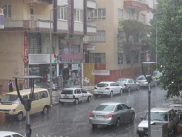 Urfa'da Yağmur Serinletti 