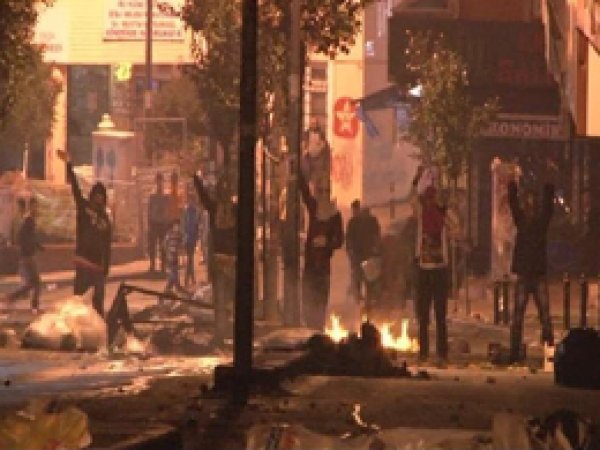 Göstericiler ile Polisler Birbirine El Sallayıp Dağıldı