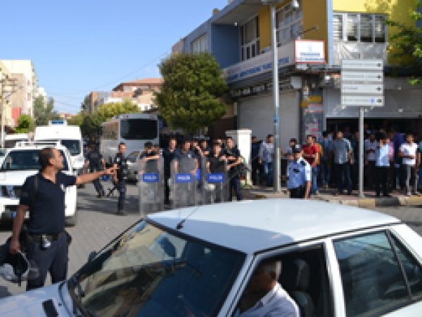 PKK'lılar  Kepenk Kapatmayan Esnafa Saldırdı 