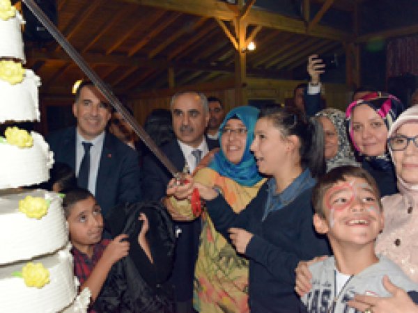 Sevgi Evleri'ndeki Çocuklar İçin Doğum Günü Partisi 