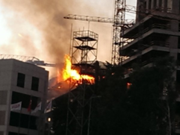 İzmir'de Gökdelen İnşaatında Yangın 