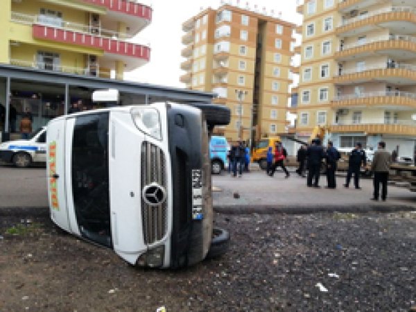 Öğrenci servisi kaza yaptı 5 yaralı