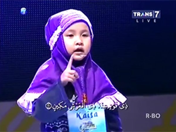 Kur'an okuyan küçük kız hayran bıraktı