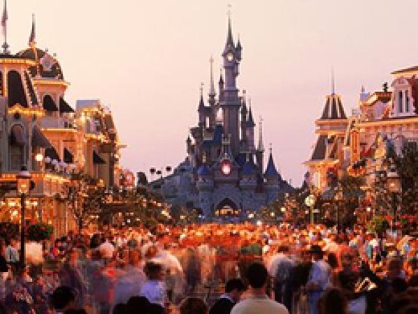 Disneyland'da asılsız bomba ihbarı