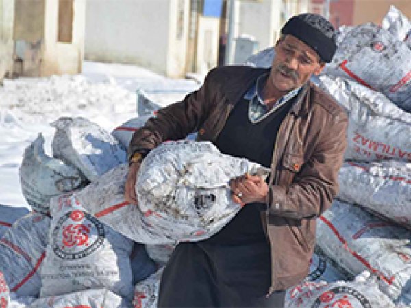 Tatvan'da Suriyeli ailelere kömür yardımı