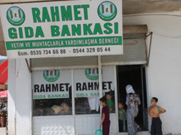 Rahmet Gıda Bankası 871 aileyi sevindirdi