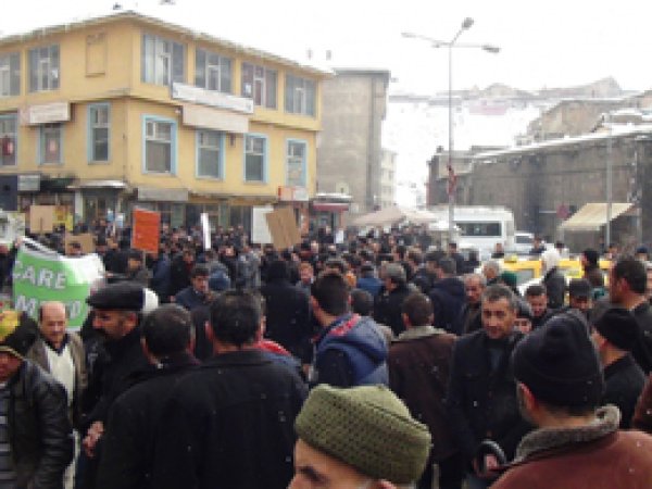 Bitlisliler Peygambere hakareti protesto etti