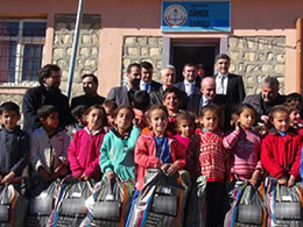 Kızıltepe'de ki bin öğrenciye giyim yardımı