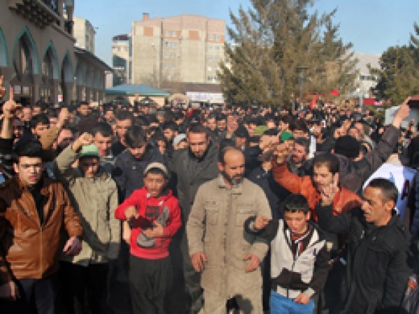 Vanlılardan peygambere hakarete sert tepki