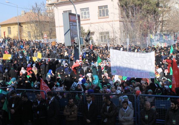 Halk saygı mitingine akın ediyor