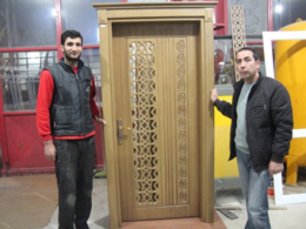 Ahşap ve camdan sanat yapıyor