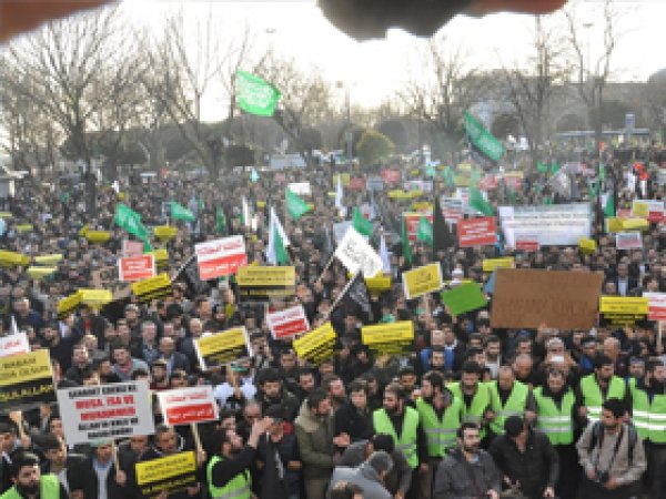İstanbul'da Charlie Hebdo'ya büyük tepki