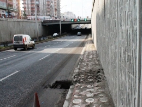 Açık olan rögar kapakları tehlike saçıyor