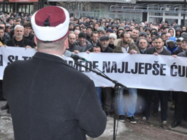 Karadağ'da 'Peygamber Efendimiz İçin' mitingi