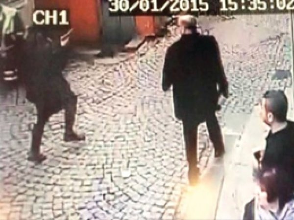 Antika silahla taradı taksiyle kaçtı