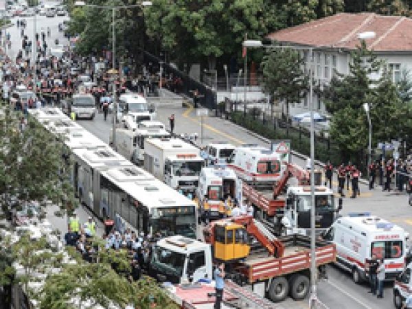 Belediye otobüsü durakta bekleyenlere çarptı: 12 ölü