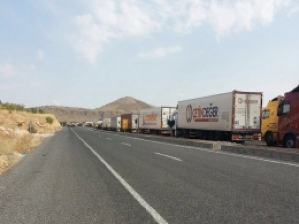 Mardin-Midyat karayolunda uzun TIR kuyruğu 