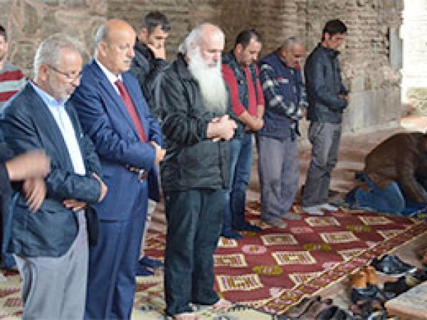 Başpiskopos Ayasofya'da namaza durdu