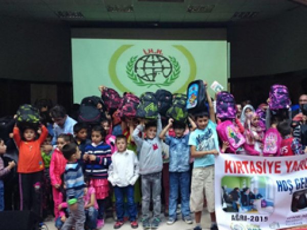 Ağrı İHH'dan 200 yetime kırtasiye yardımı
