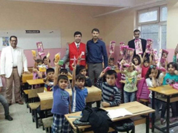 Siirt'te Suriyeli çocuklar sevindirildi
