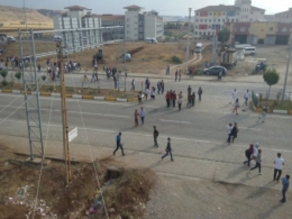 Öğrenciler okul yoluna üstgeçit istiyor