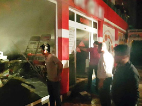 Midyat'ta AVM'de yangın çıktı: 1 yaralı