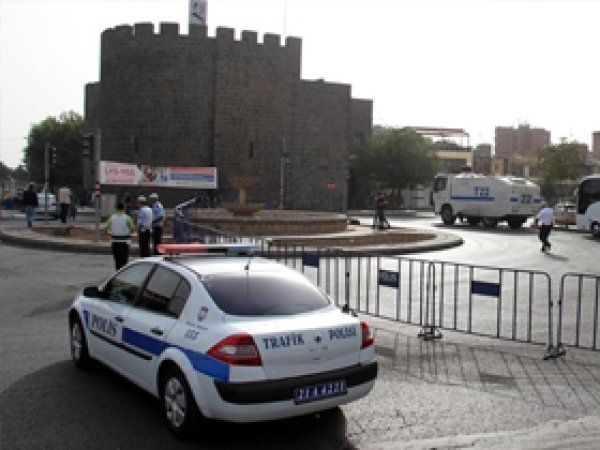 Diyarbakır'da 8 PKK'li tutuklandı