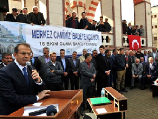 Erciş'in yeni büyük camisi ibadete açıldı