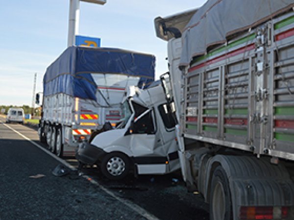 TIR park halindeki araçlara çarptı