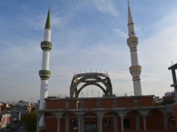 Batman'da yarım kalan cami yardım bekliyor