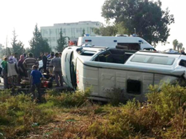Yolcu minibüsü ile öğrenci servisi çarpıştı: 29 yaralı